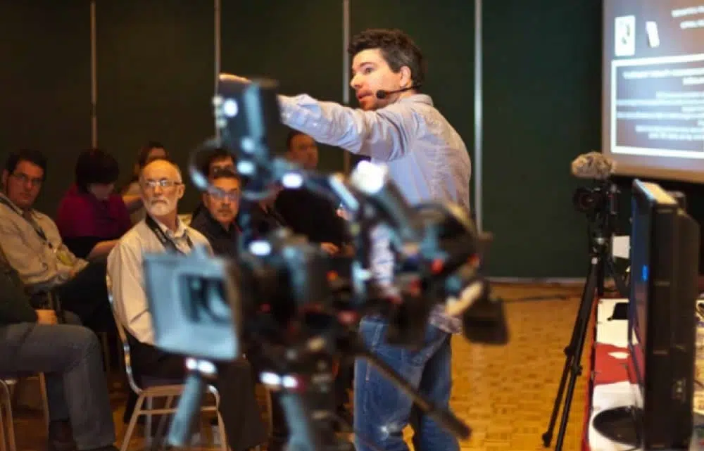 Des personnes écoutent les indications d'un technicien audiovisuel